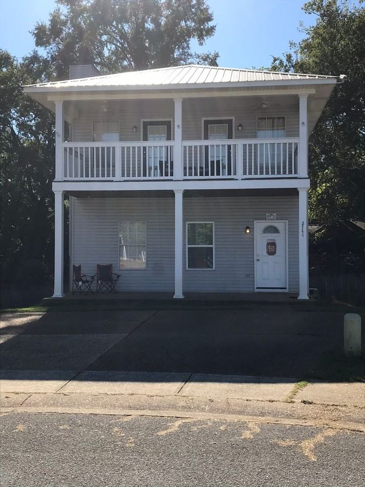 2744 Sumner Pl - Photo 2 of 3