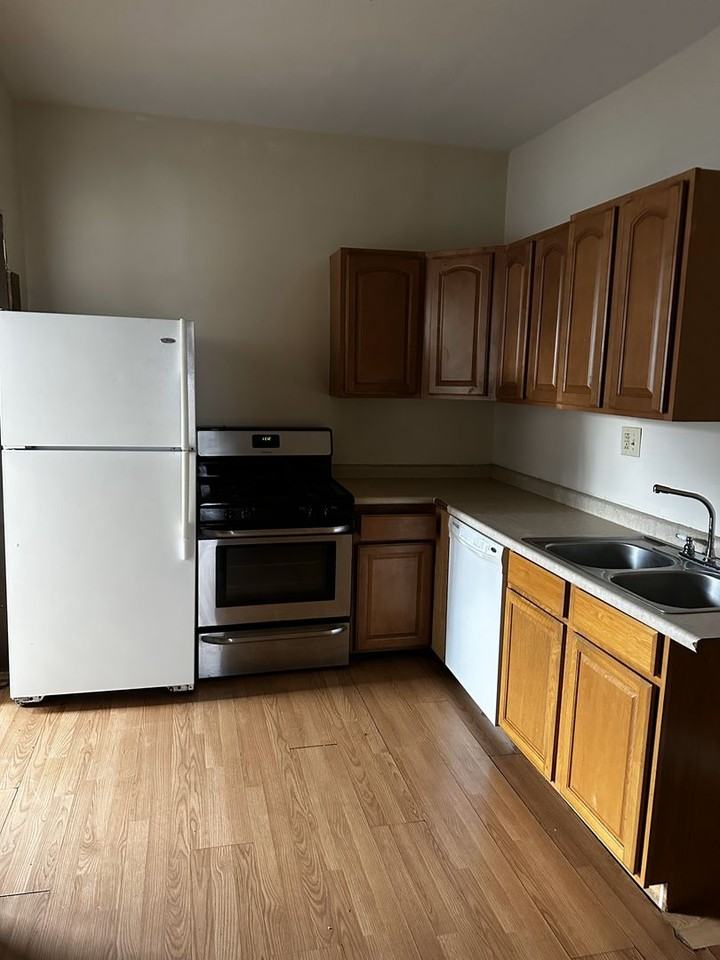 1638 Summit St - Photo 3 of 12