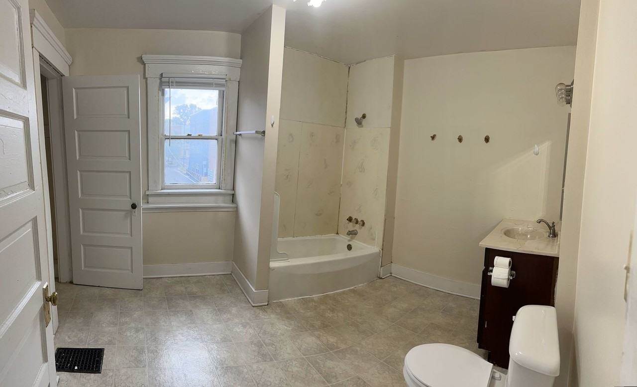 1638 Summit St - Photo 4 of 12