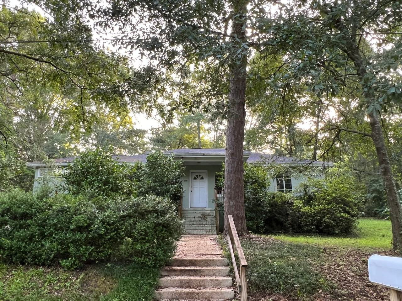 2318 Amelia Cir - Photo 2 of 3