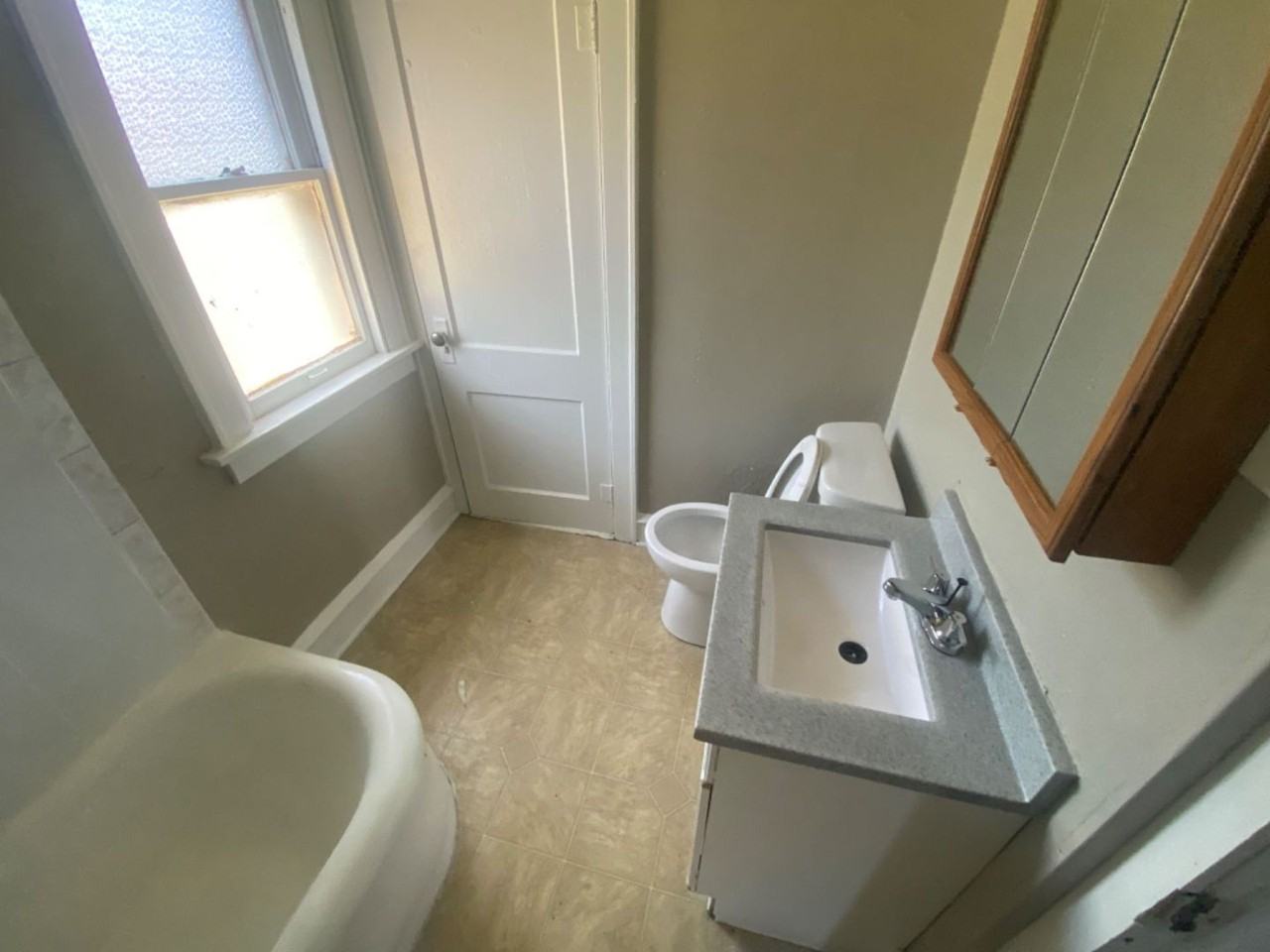 1521 W Keefe Ave - Photo 2 of 9