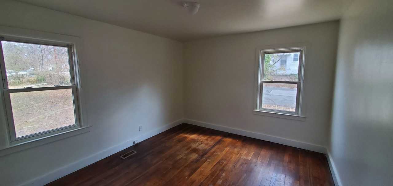 1409 Julian St - Photo 4 of 9