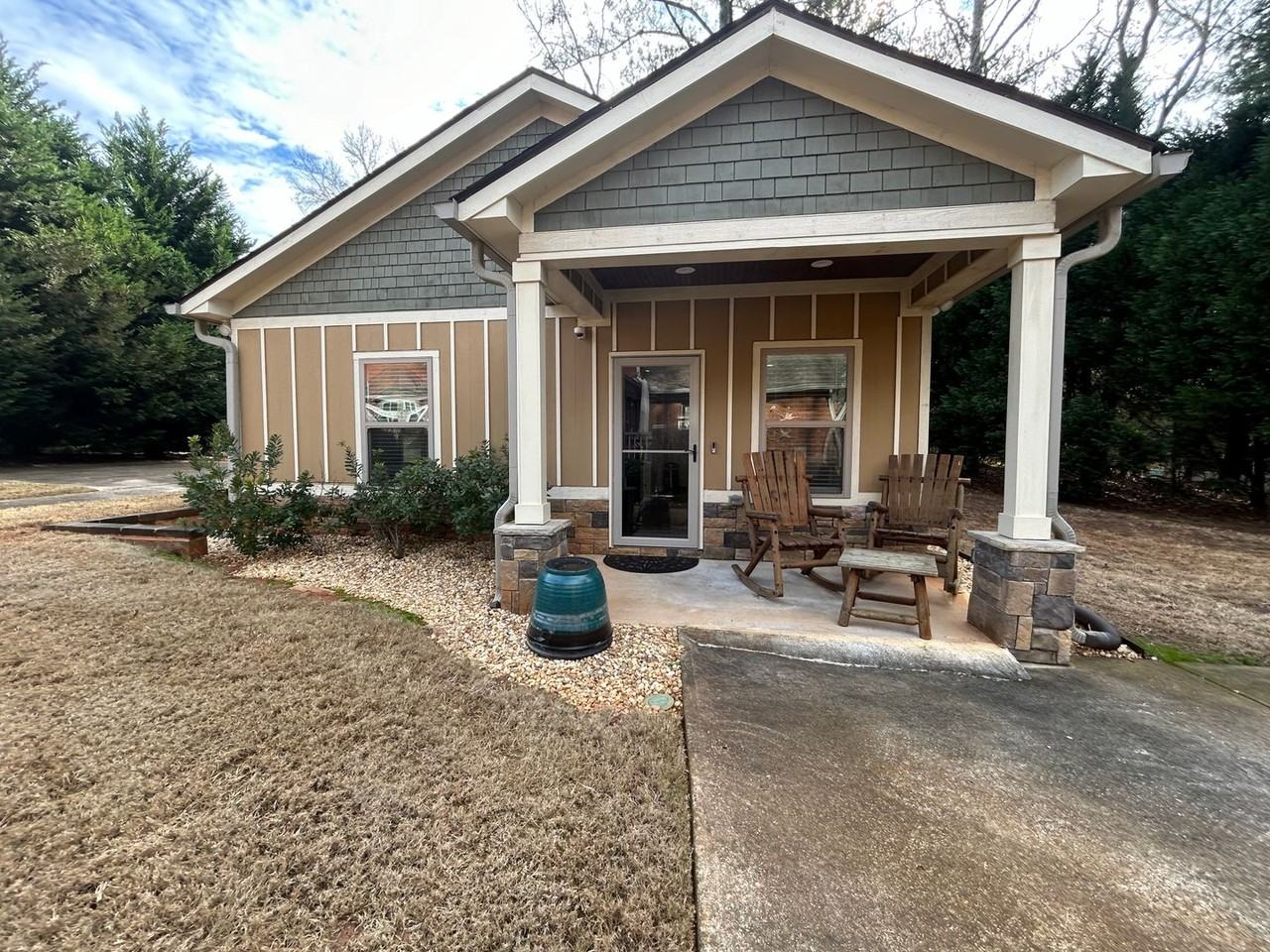 170 Roxboro Ct - Photo 2 of 17