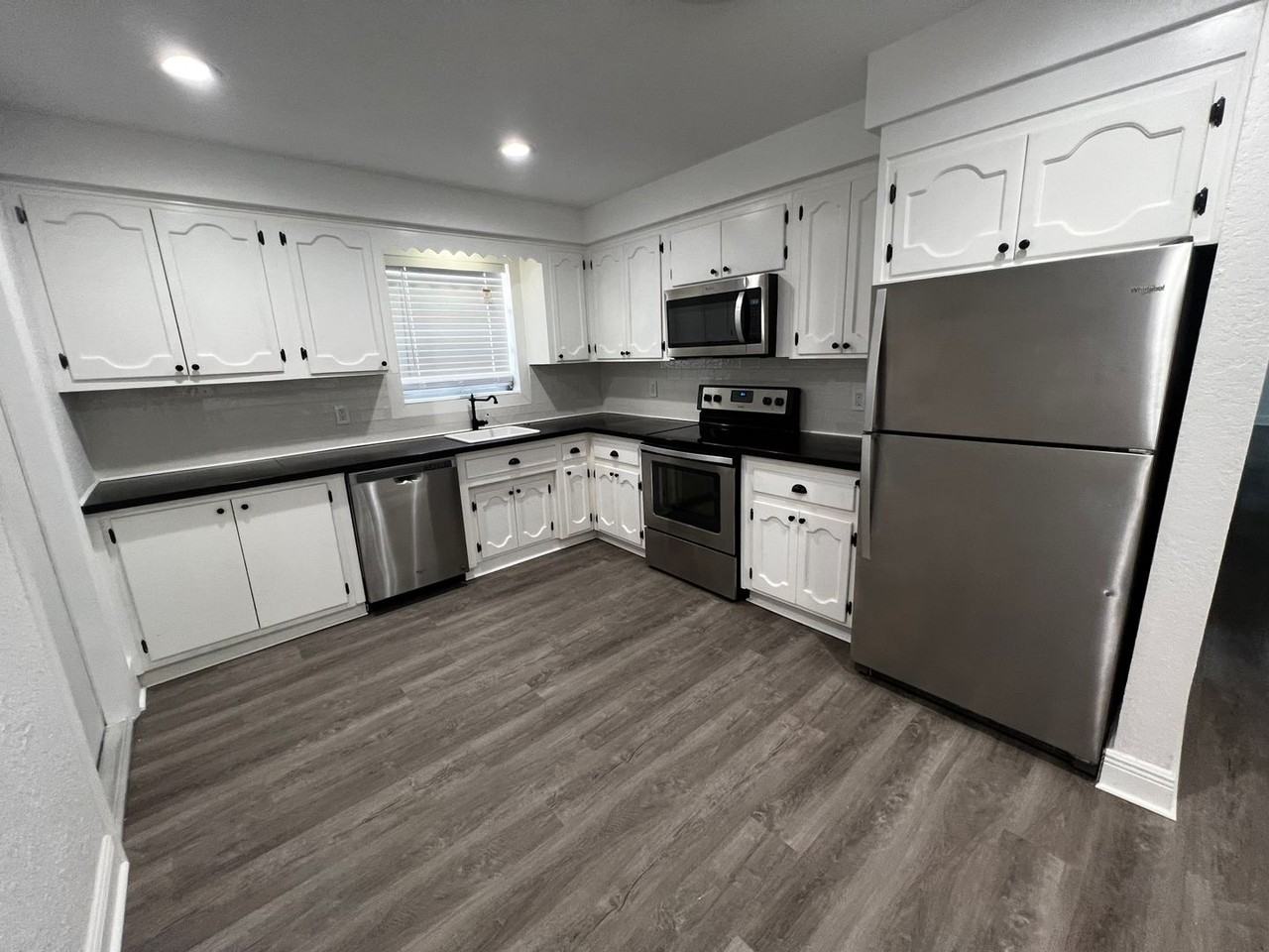 707 N 11th Ave - Photo 4 of 9