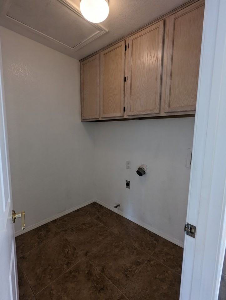 914 Foxcroft Ln - Photo 3 of 19