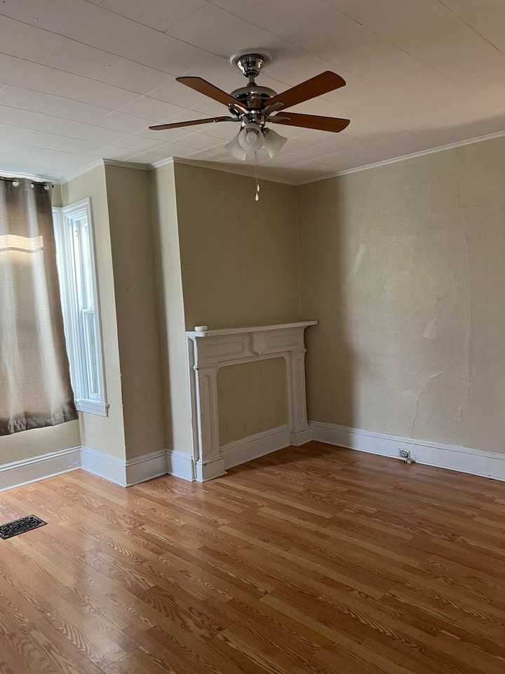 230 S Pitt St - Photo 2 of 8