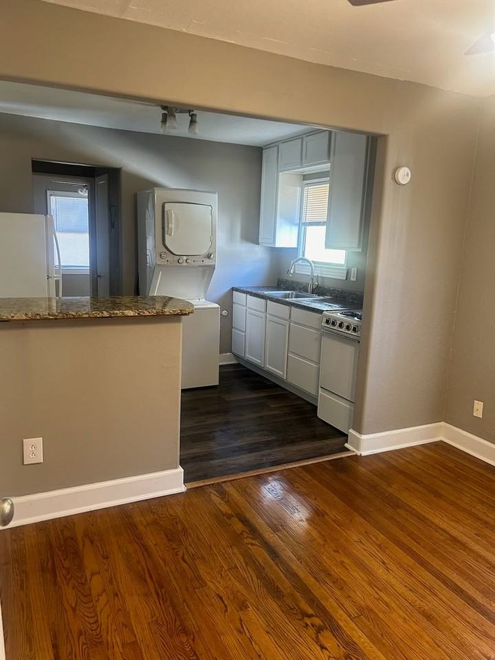 1121 1/2 N Bishop Ave - Photo 2 of 4