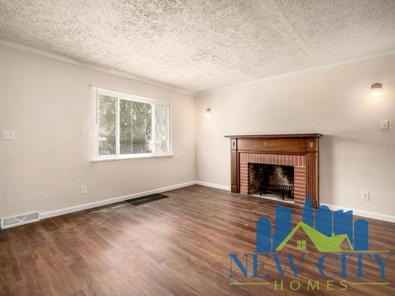 1495 Ellsworth Ave - Photo 3 of 23