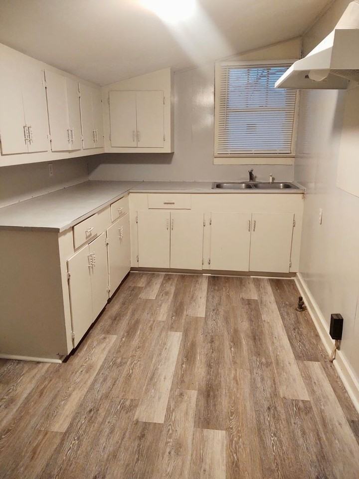 1127 N Avenue C - Photo 2 of 8