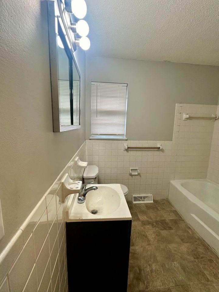 8349 Brooklyn Ave - Photo 4 of 5