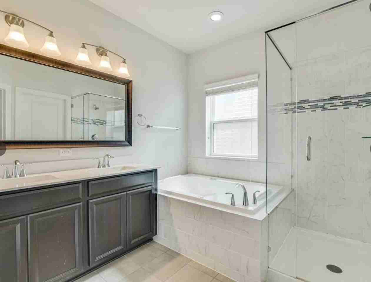 2704 Zach Scott St - Photo 6 of 11