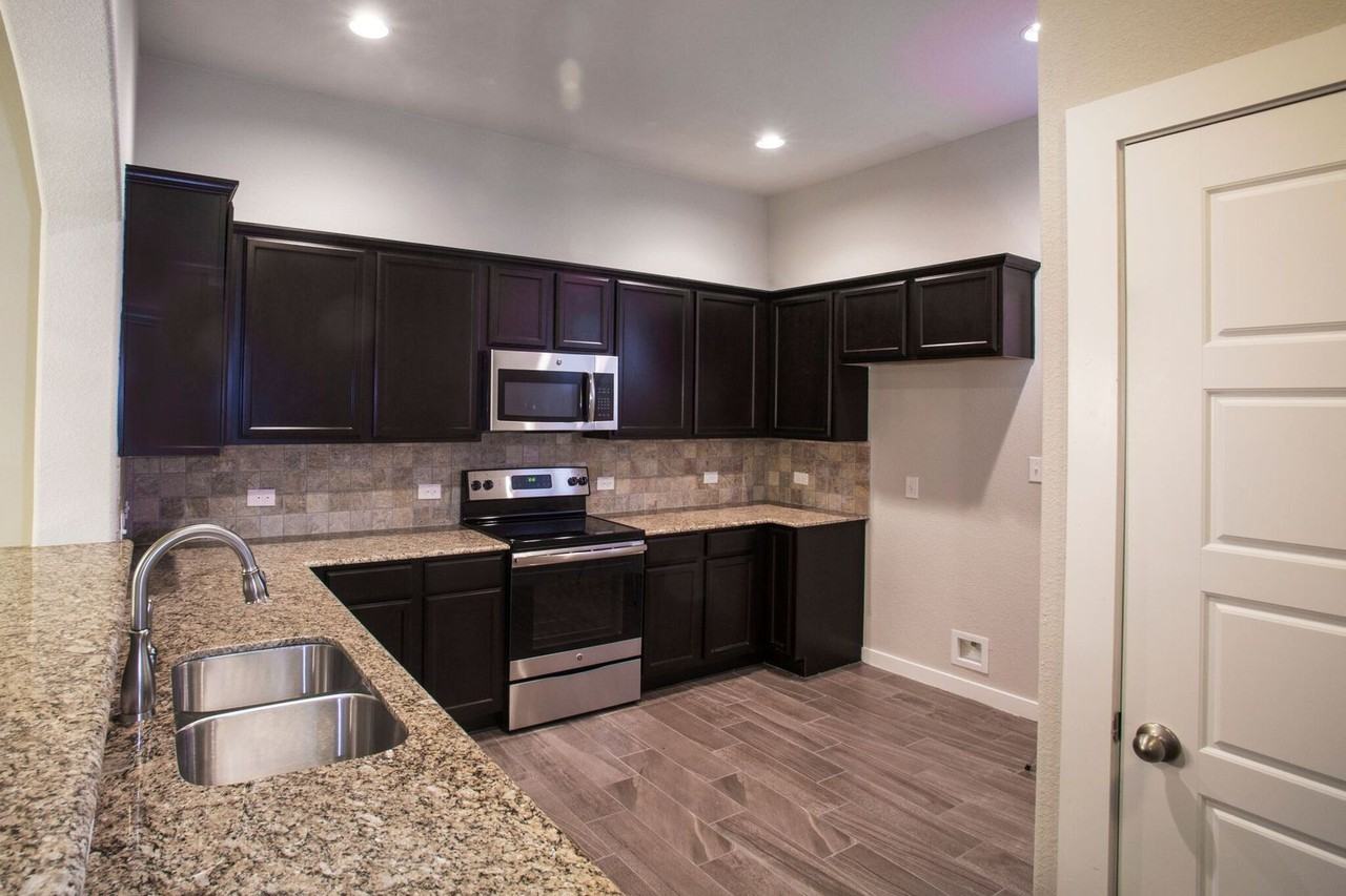 113 Lakeview Ct - Photo 5 of 21