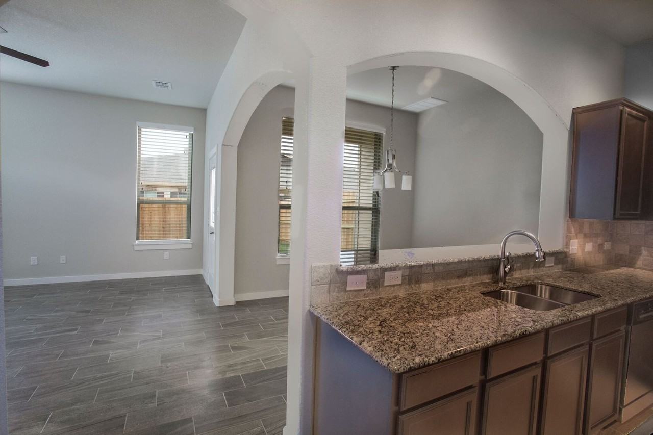 113 Lakeview Ct - Photo 6 of 21