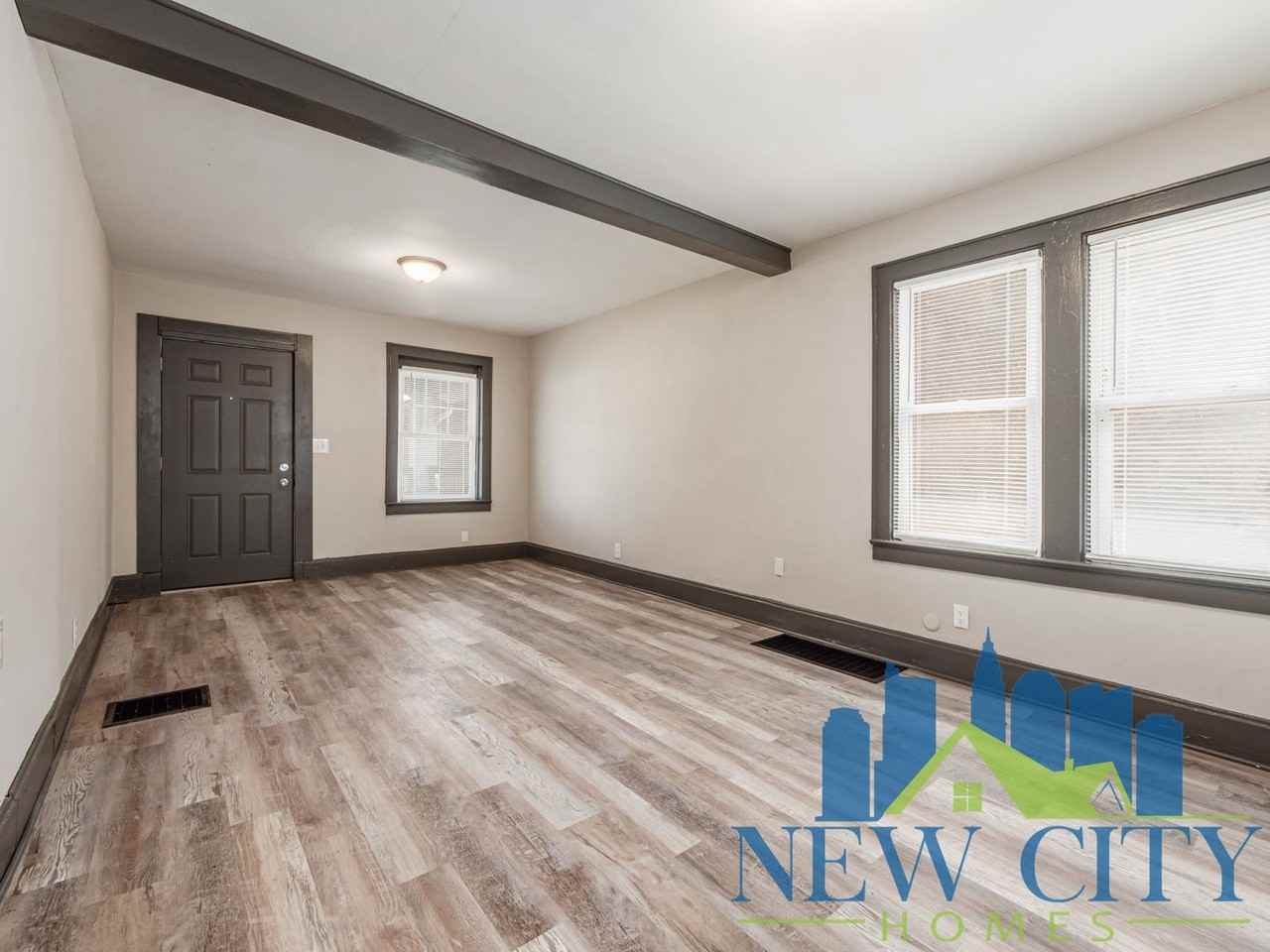 1385 Sullivant Ave - Photo 3 of 17