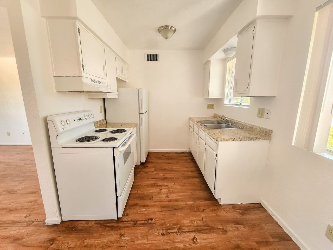 1622 N Beverly Ave #24 - Photo 2 of 10