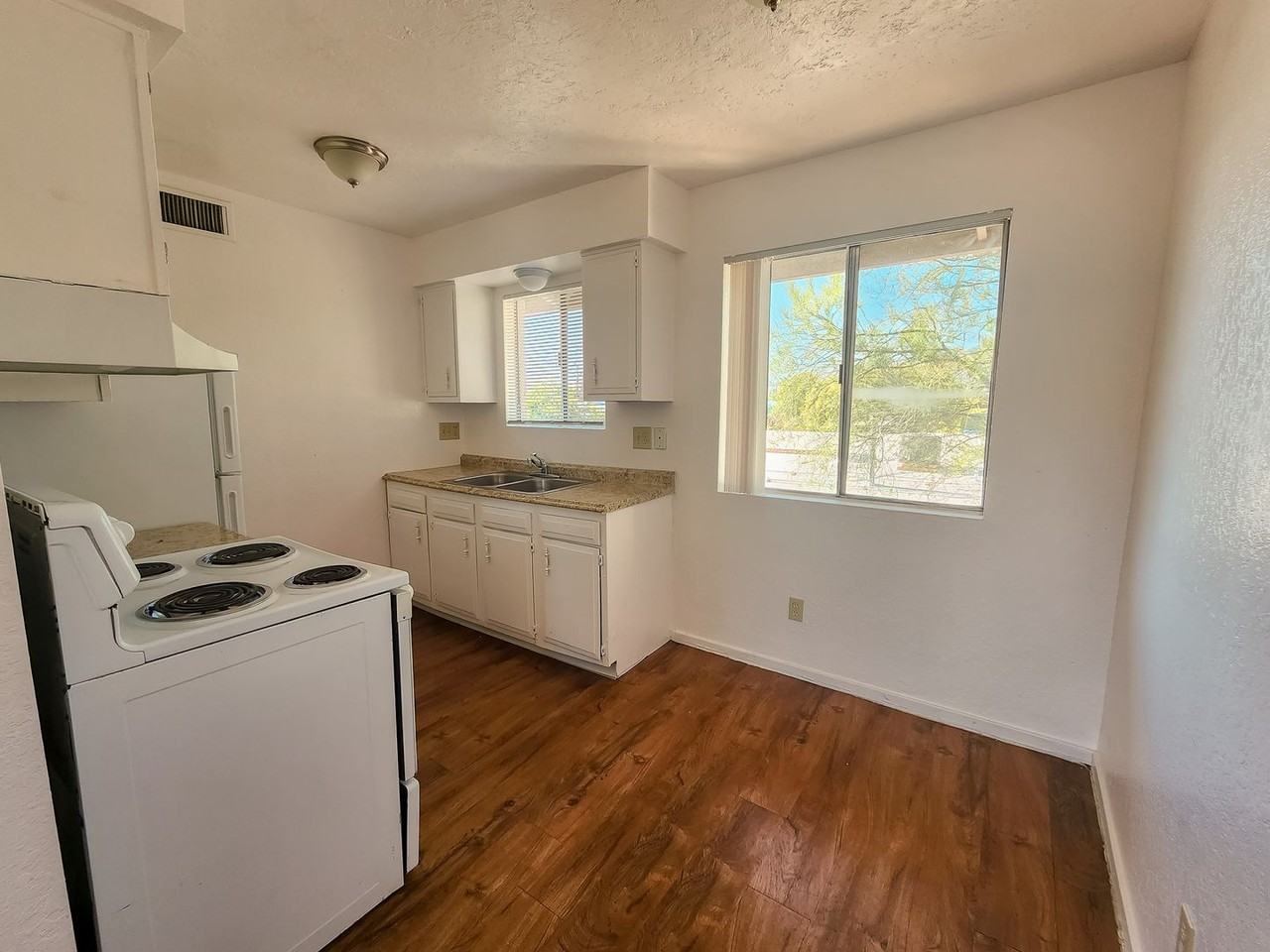 1622 N Beverly Ave #24 - Photo 3 of 10