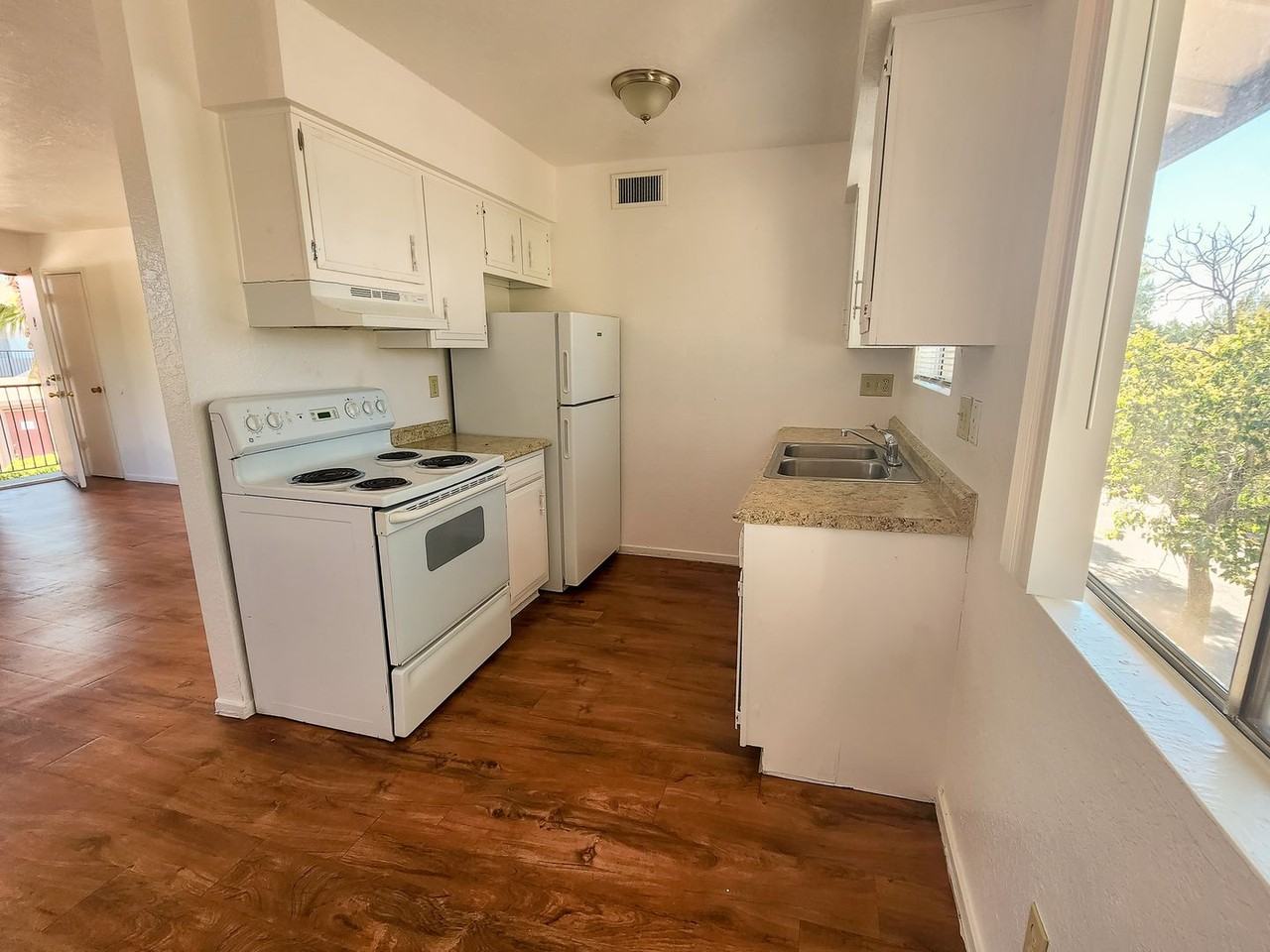 1622 N Beverly Ave #24 - Photo 4 of 10