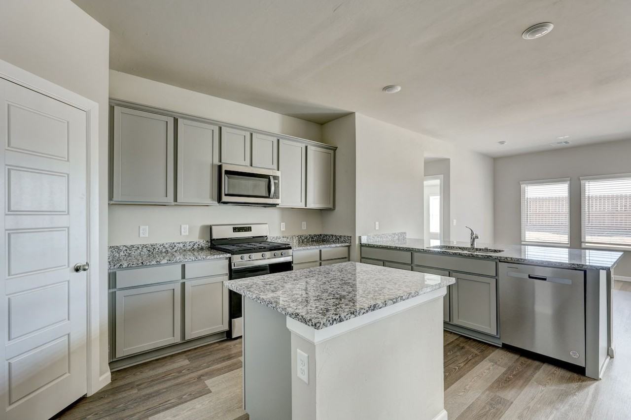 10508 Sw 41st St - Photo 4 of 16