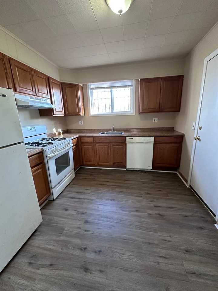 1627 S 26th St - Photo 3 of 18