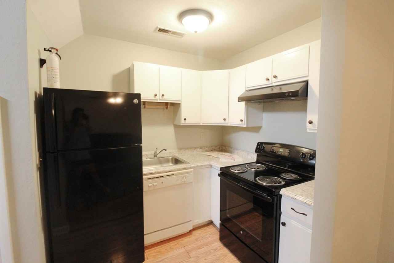 1366 Bradley Dr - Photo 5 of 27