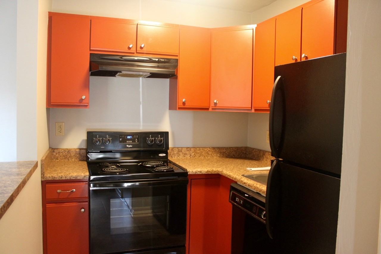 1426 Bradley Dr - Photo 2 of 21