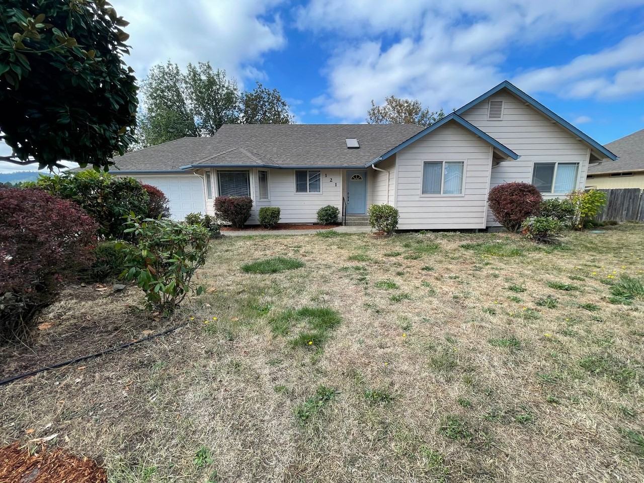 121 Emerald St, Sutherlin, OR 97479 3 Bedroom House for 1,700/month