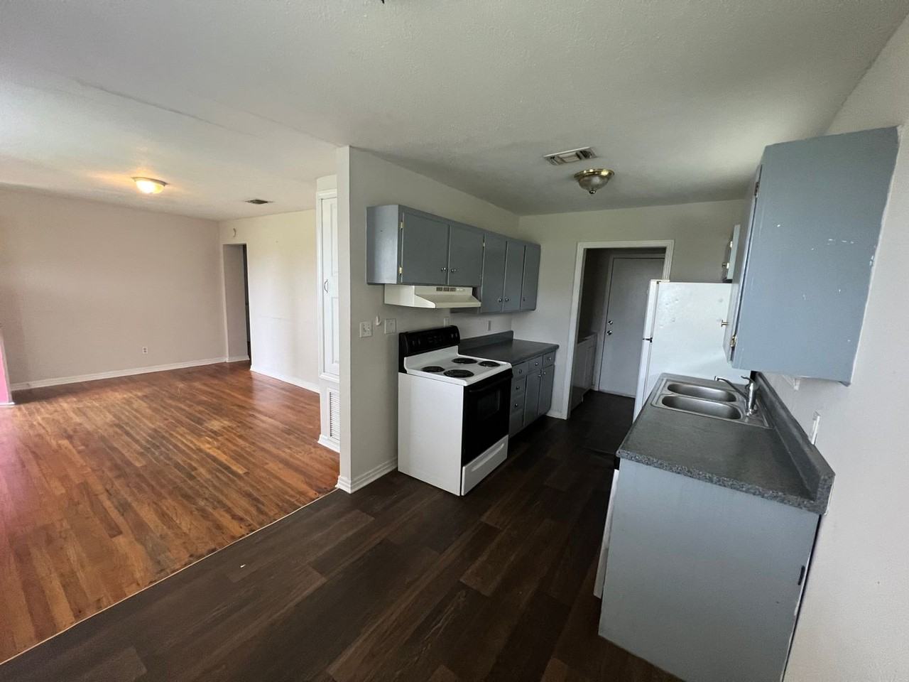 1806 Pepper Dr - Photo 2 of 4