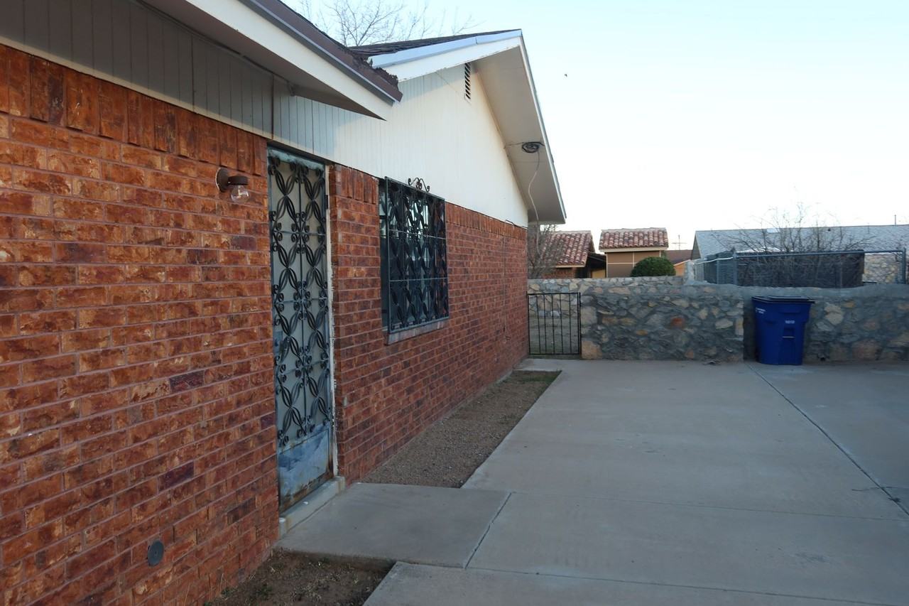 9328 R J Wood Rd - Photo 3 of 24