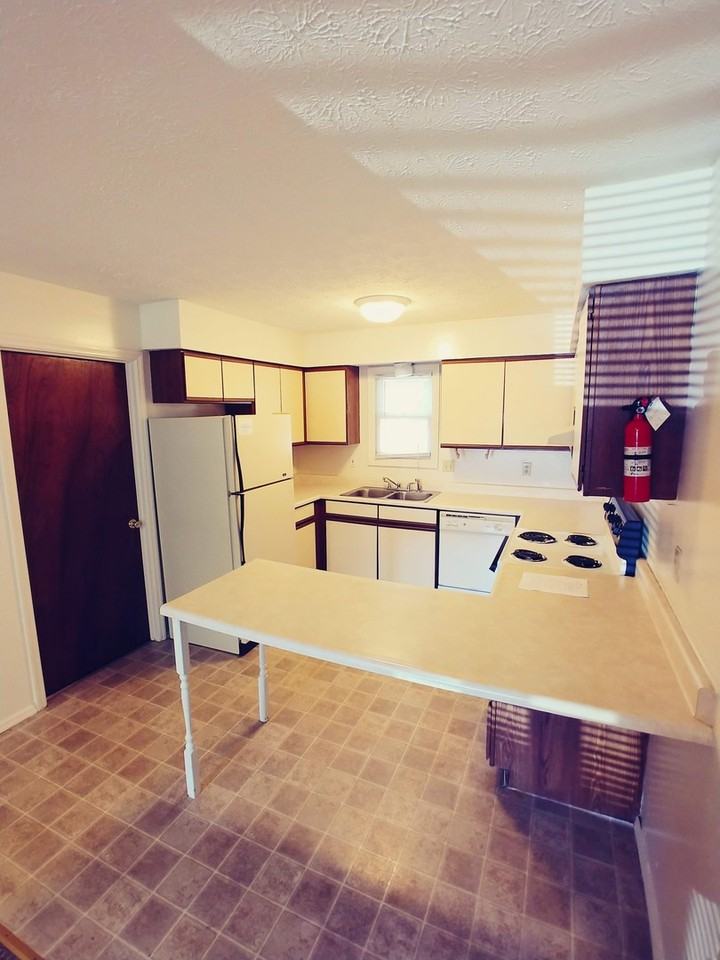 1739 N Lincoln St - Photo 3 of 9