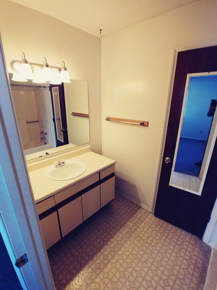 1739 N Lincoln St - Photo 6 of 9