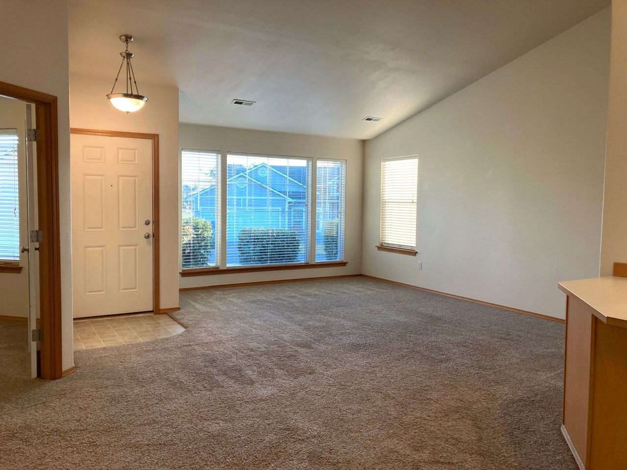 142 Berkshire Ln - Photo 3 of 24