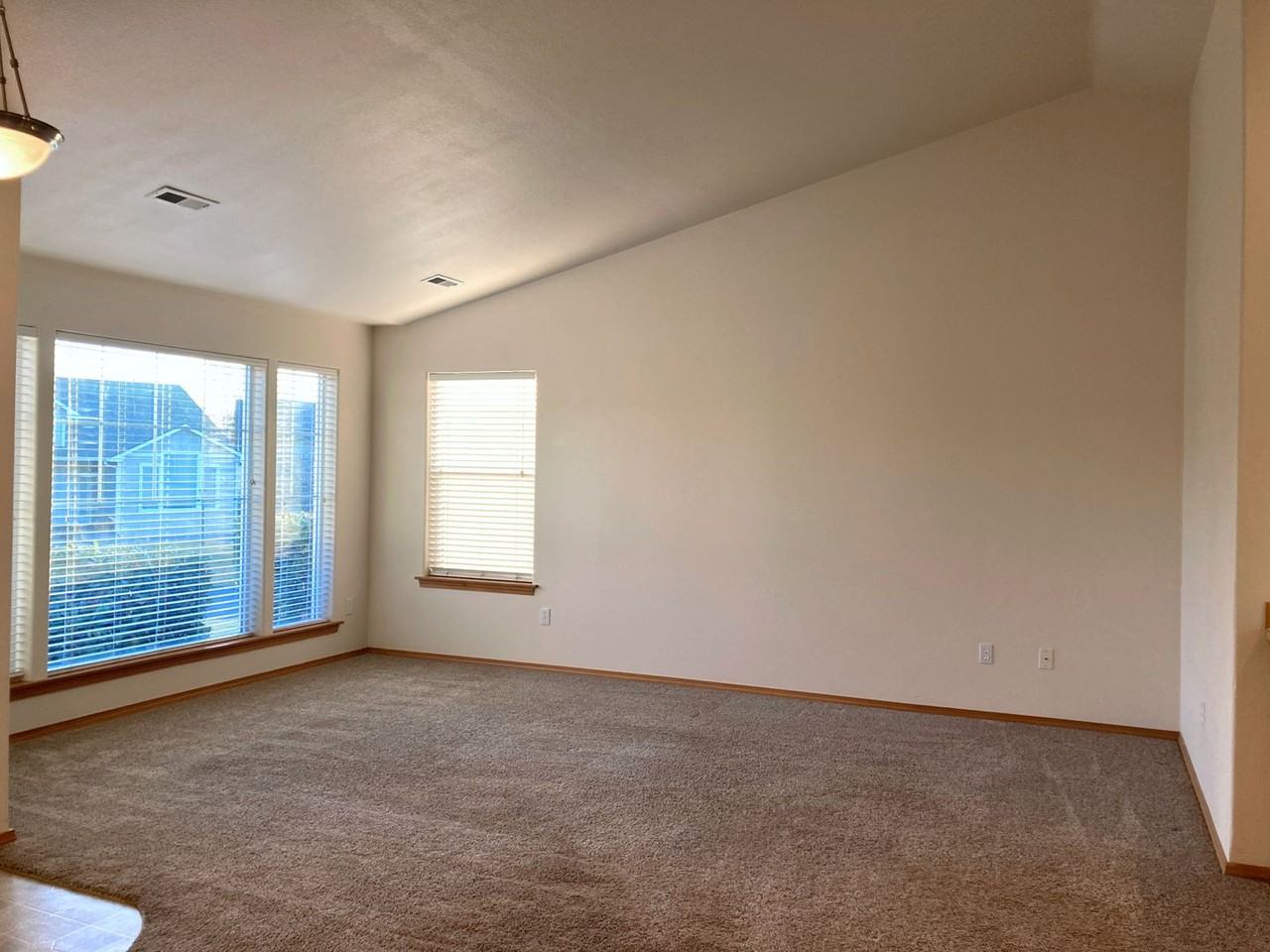 142 Berkshire Ln - Photo 4 of 24