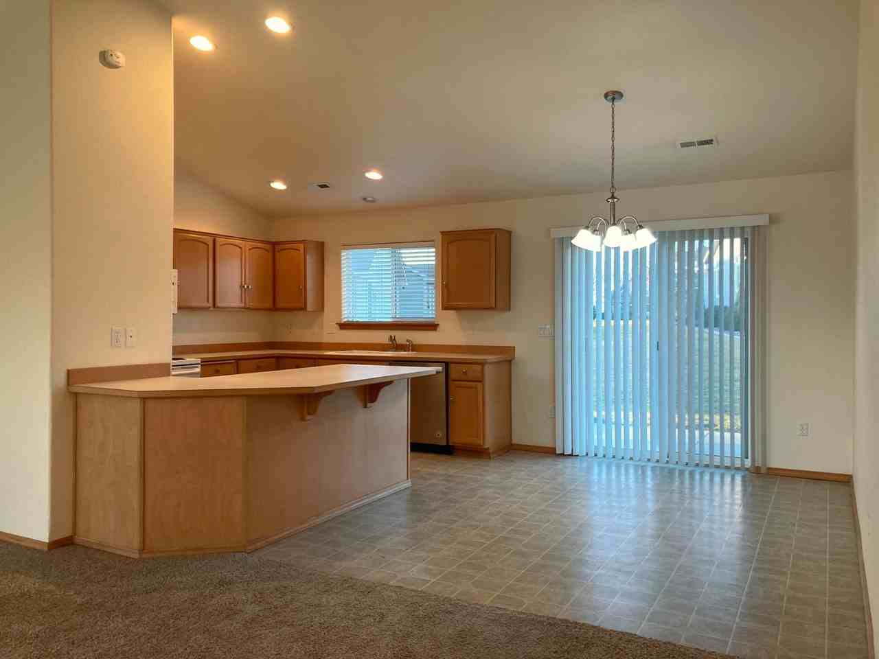 142 Berkshire Ln - Photo 7 of 24