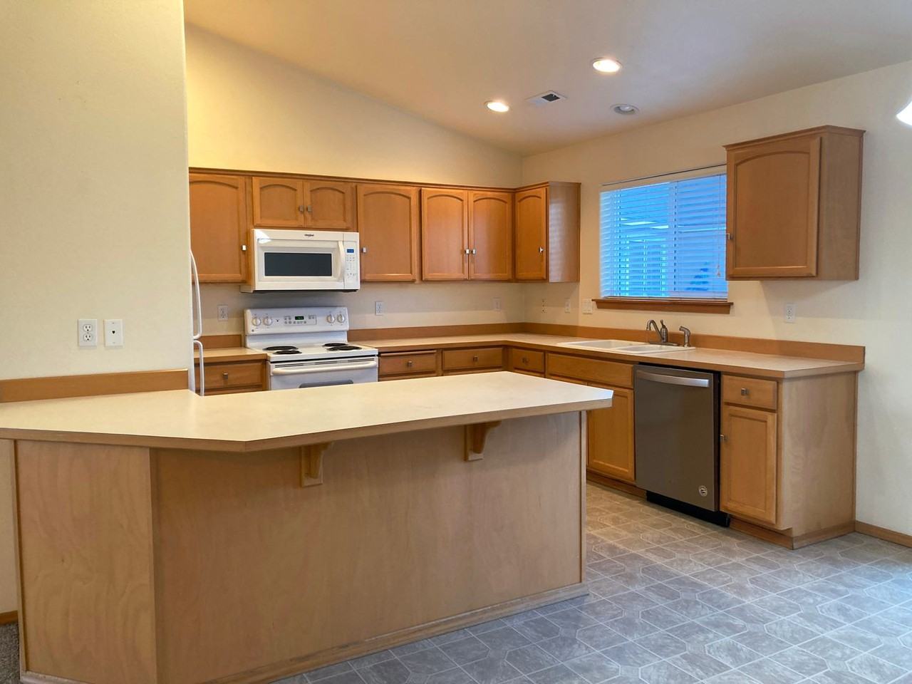 142 Berkshire Ln - Photo 6 of 24