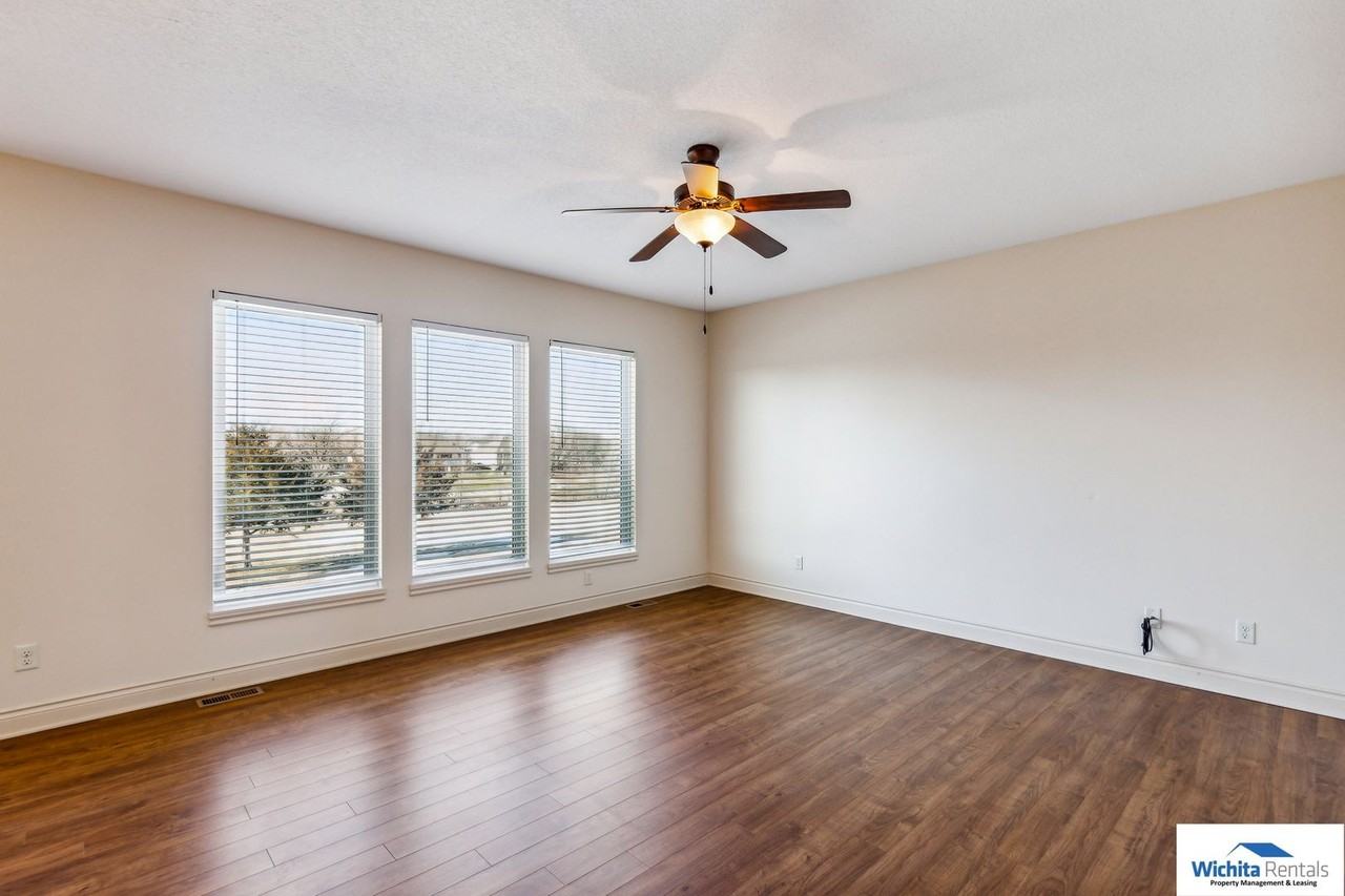 922 W Threewood Ct - Photo 2 of 15