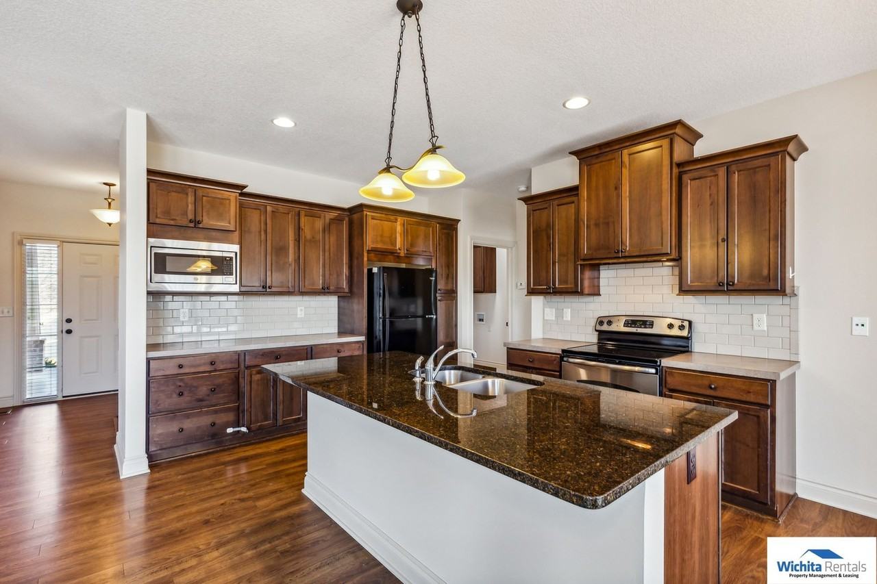 922 W Threewood Ct - Photo 3 of 15