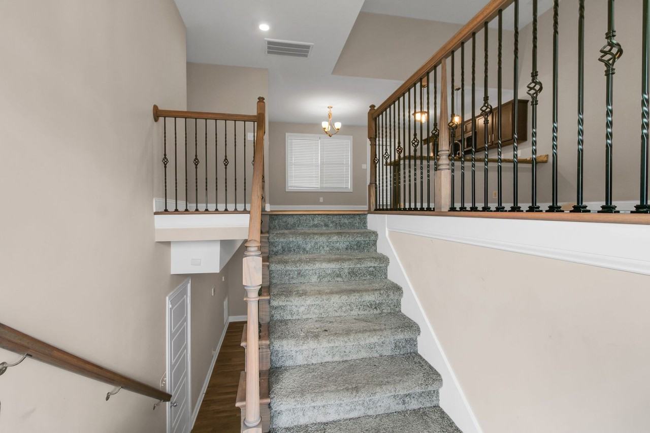 1037 Whitney Dr - Photo 5 of 29