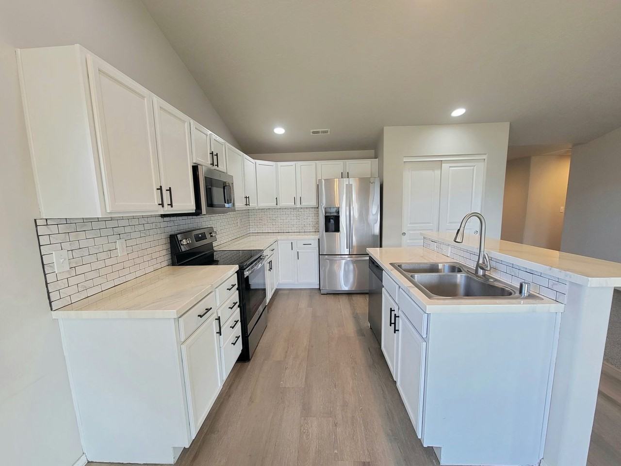 6206 Maryhill Ln - Photo 2 of 36