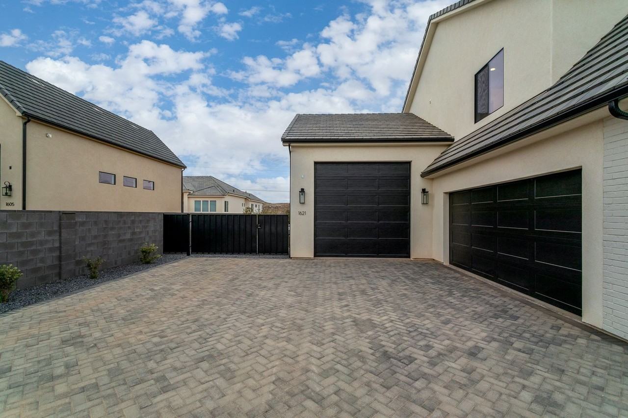 1621 W Approach Ln - Photo 5 of 49