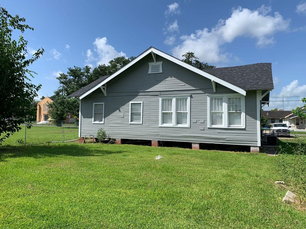 1107 Avenue A - Photo 3 of 32