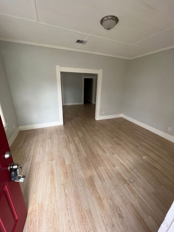 1107 Avenue A - Photo 4 of 32