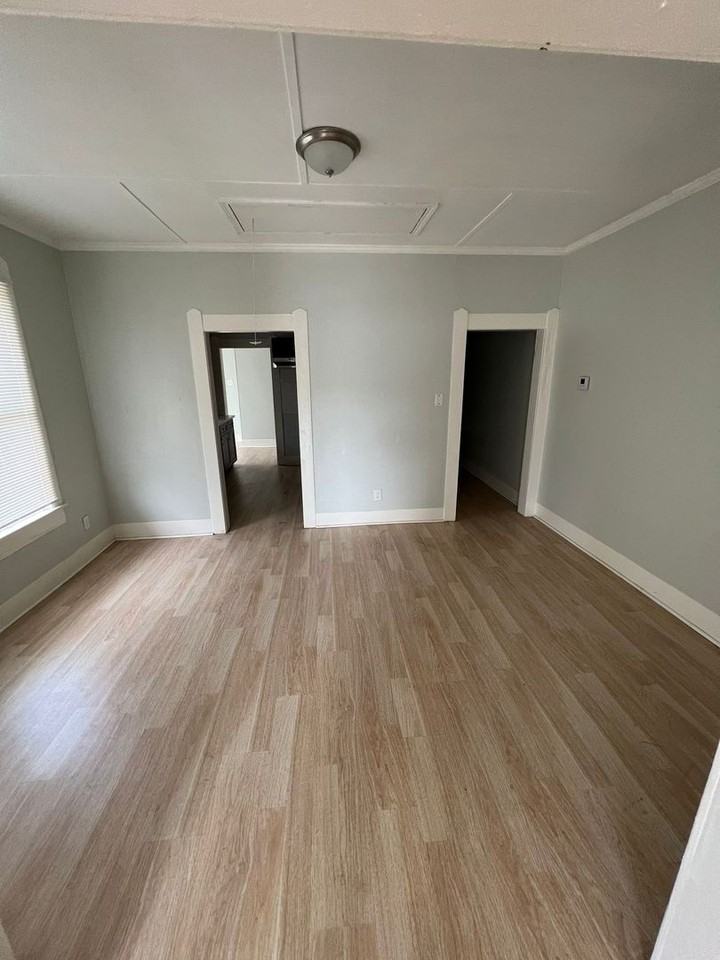 1107 Avenue A - Photo 5 of 32