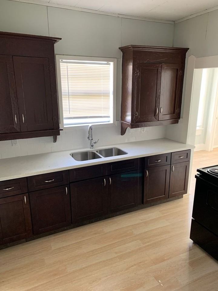1107 Avenue A - Photo 6 of 32