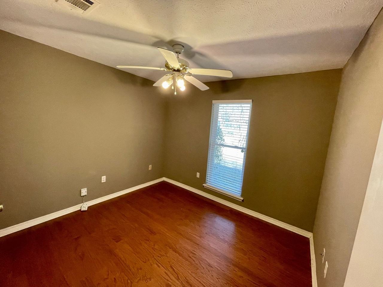 414 Willow Oak Dr - Photo 3 of 9