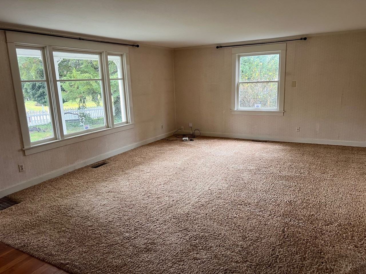 575 Applegate St - Photo 3 of 15