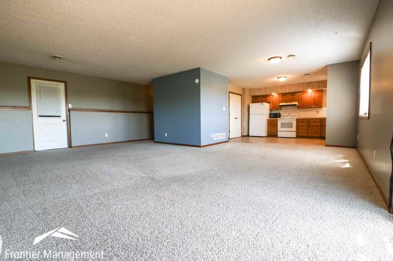 1925 Crescent Dr - Photo 3 of 19