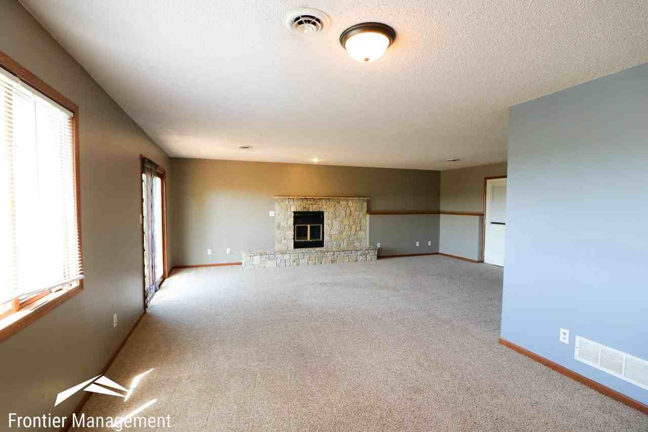 1925 Crescent Dr - Photo 4 of 19