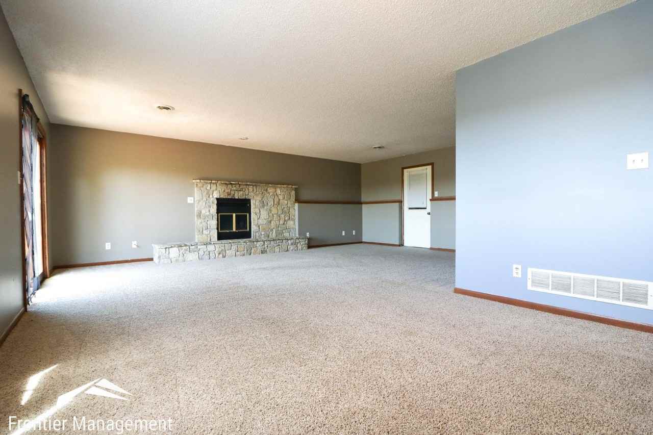 1925 Crescent Dr - Photo 5 of 19