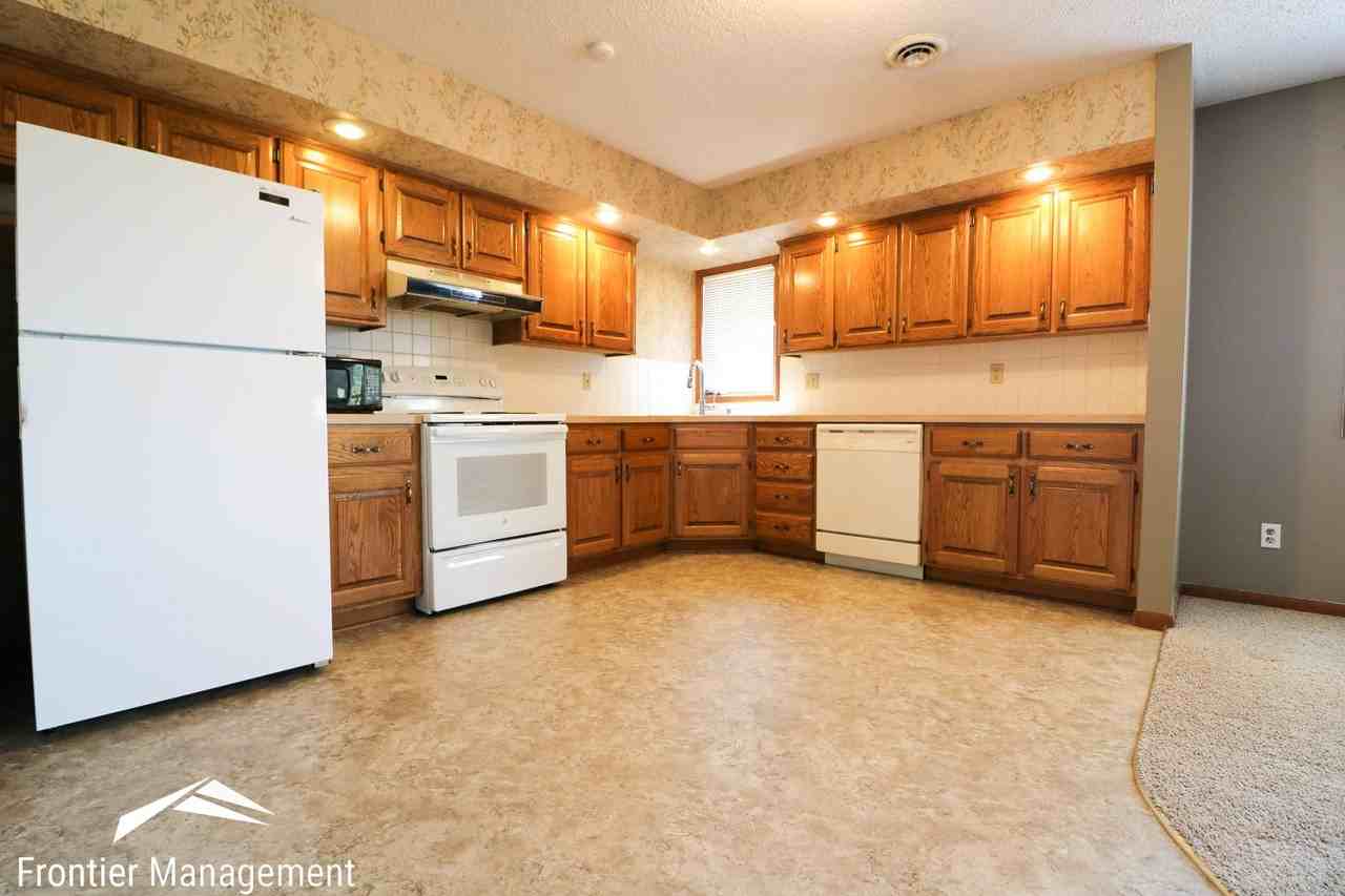 1925 Crescent Dr - Photo 7 of 19