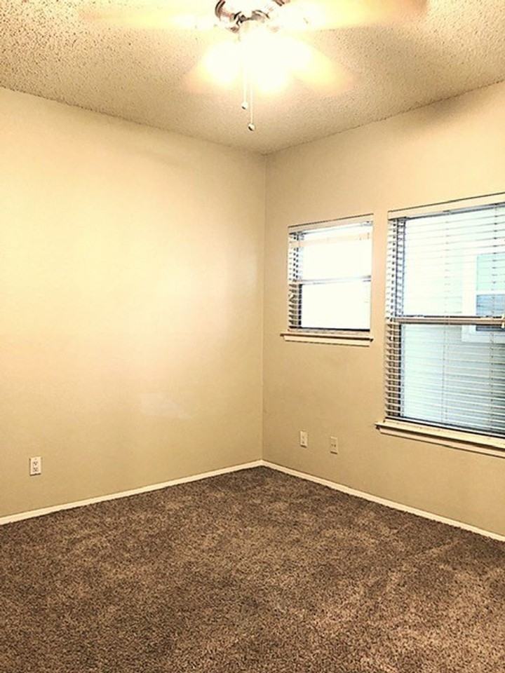 808 West 29th Street - Photo 5 of 24